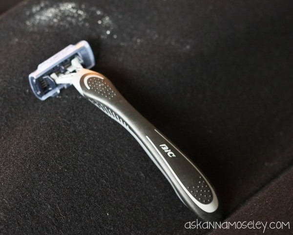 Remove-Paint-From-Clothes-Using-Razor