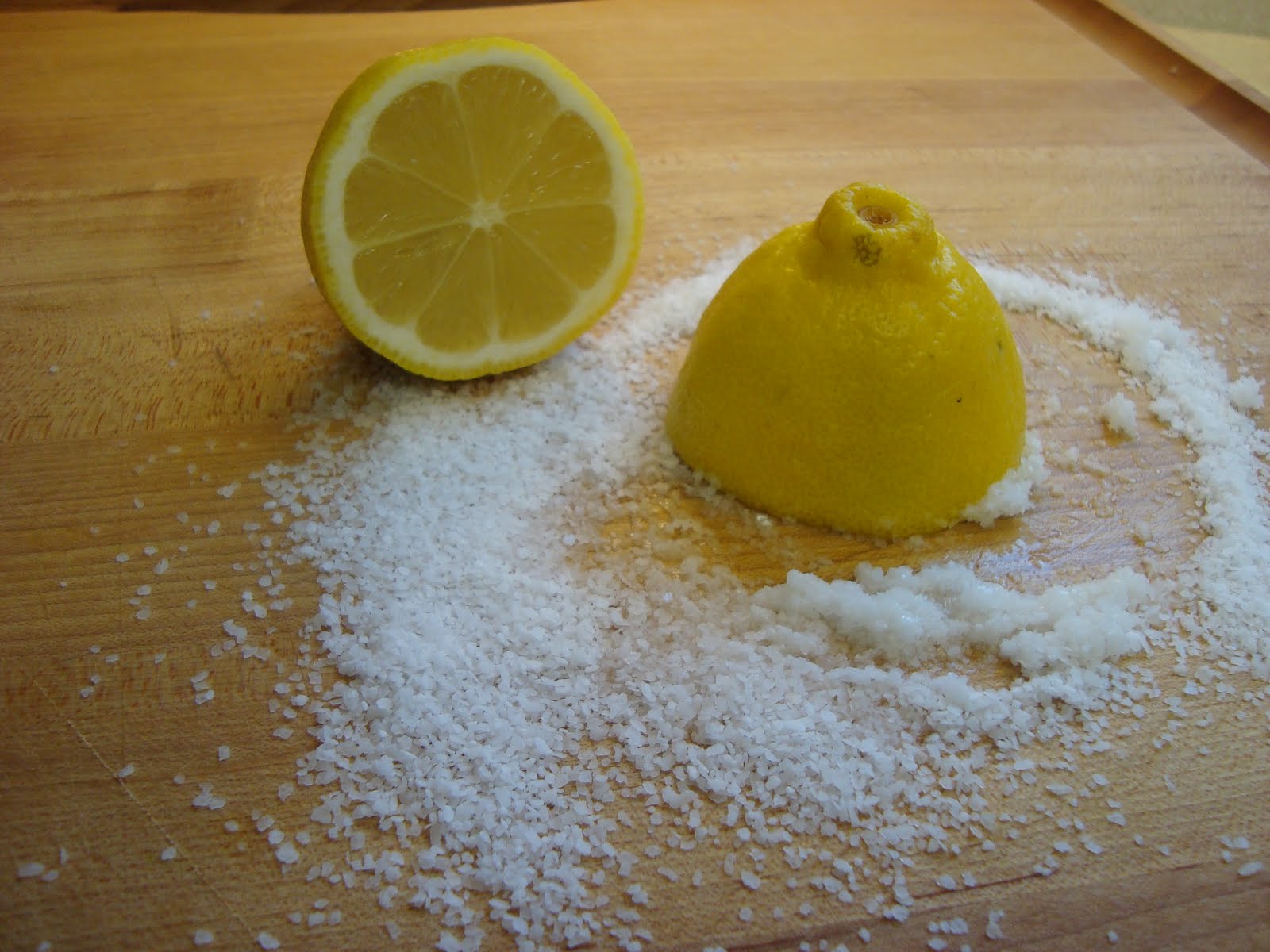 Use-Lemon-And-Salt-To-Clean-A-Wooden-Cutting-Board
